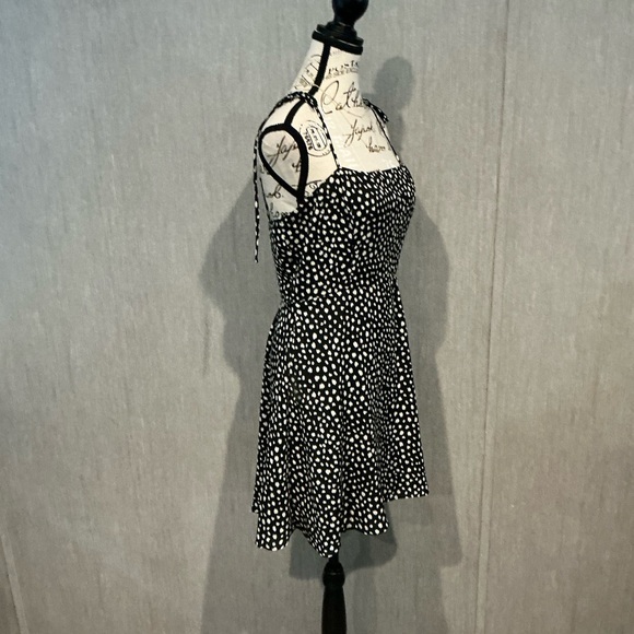 Black and White Sleeveless Mini Sundress Size Medium - Picture 2 of 6